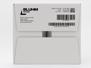 Thermal Inkjet Codierung mit Barcodes auf weißem Tray-Karton