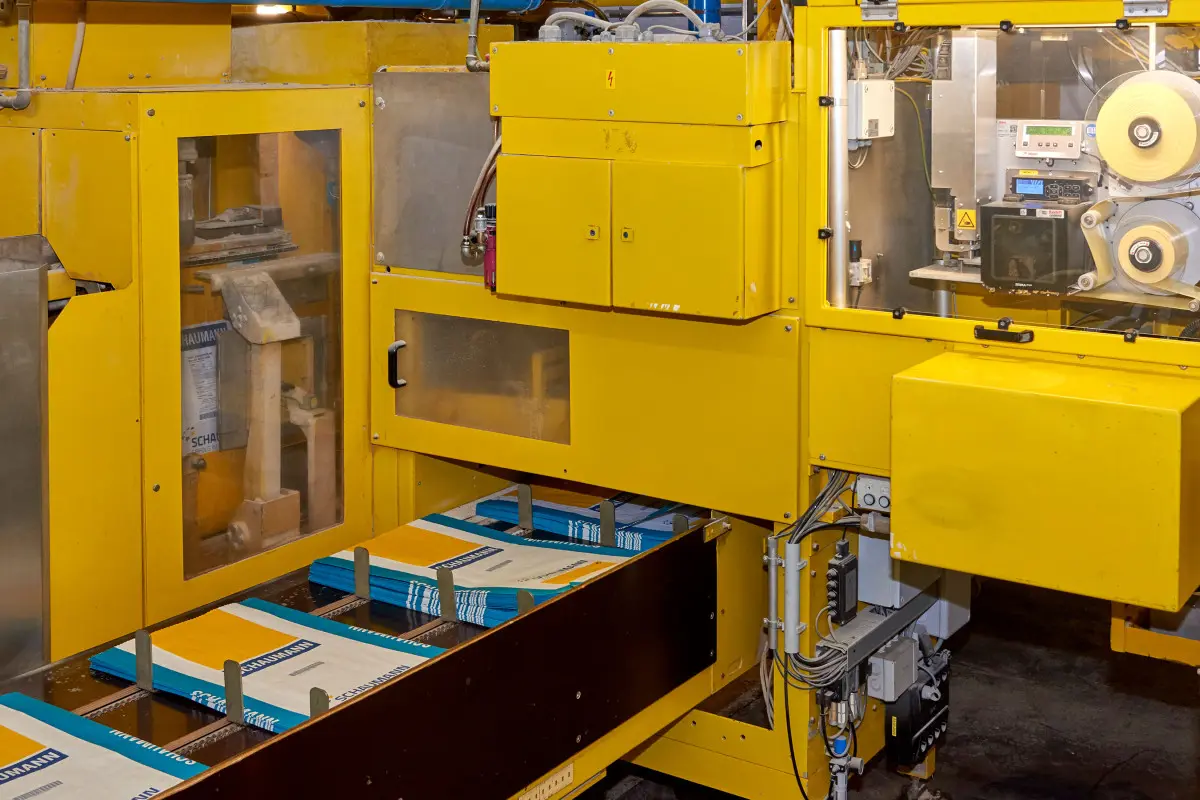 Bagging system for animal feed with an integrated labelling machine