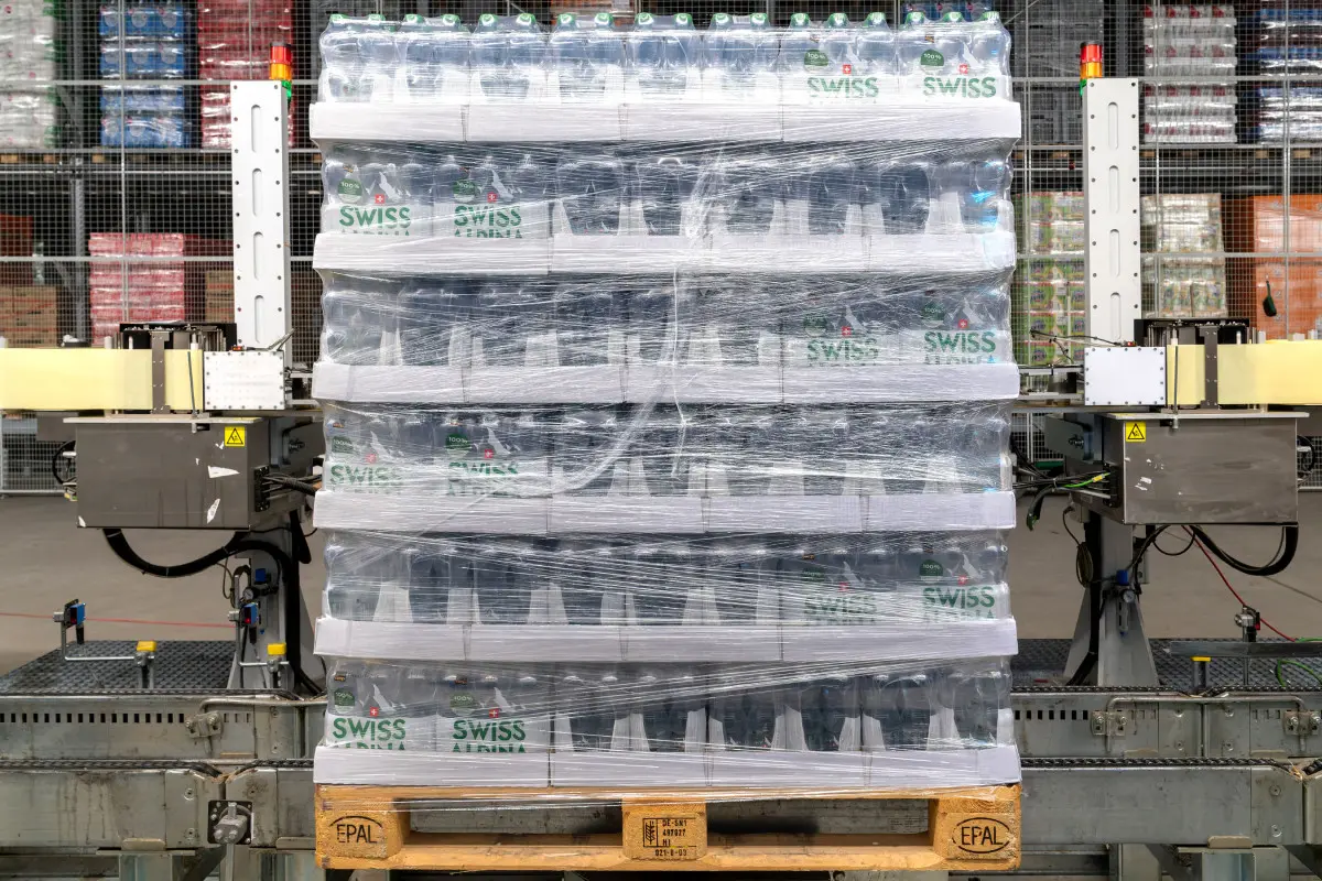 Pallet labeller labeling a beverage pallet